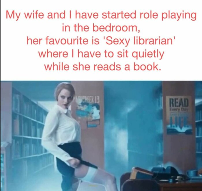 En kvinna utklädd till bibliotekarie står i ett bibliotek och lyfter upp sin kjol. Text ovanför bilden beskriver en rollspelsaktivitet i sovrummet.
