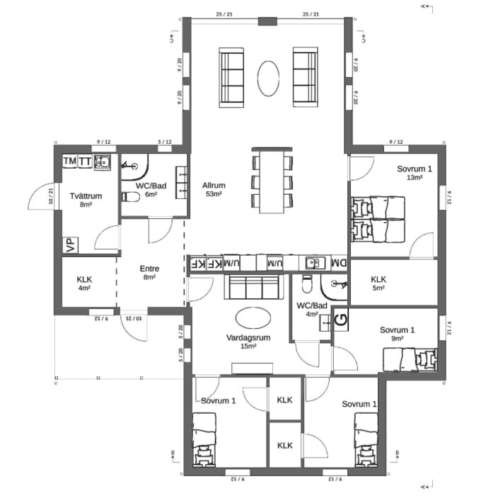 Planritning över ett hus med fyra sovrum, tvättrum, två WC/bad, kök, vardagsrum, allrum, entré och flera klädkammare. Yttermått och kvadratmeter anges.