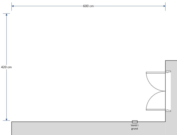 Skiss av en altan i vinkel med måtten 600 cm x 420 cm, två dörrar på höger sida och en ventil i grunden markerad på bottenplan.
