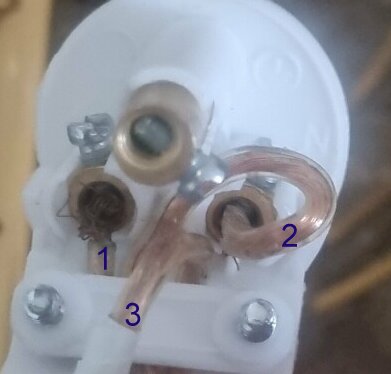 Närbild av tre numrerade kabelanslutningar (1, 2, 3) i ett jordat takuttag. Kablarna ser kopplade eller inkopplade ut med synliga koppartrådar.