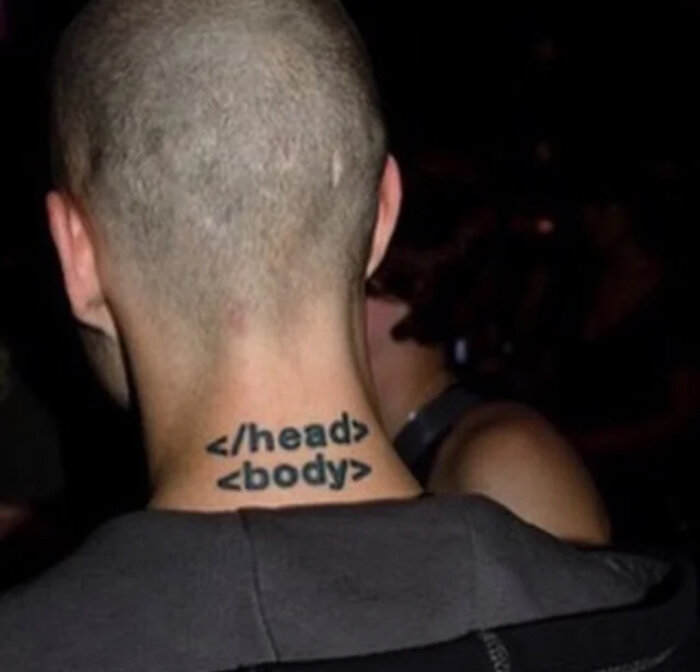 Tatuerad nacke med texten "</head> <body>".