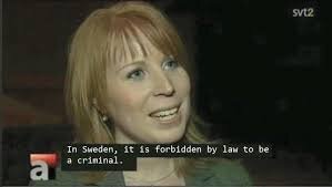 En kvinna med rött hår står inför en kamera i en intervju. Undertexten lyder: "In Sweden, it is forbidden by law to be a criminal." TV-logotypen svt2 i hörnet.