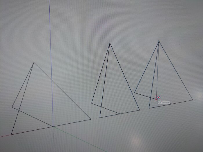 Tre trianglar ritade på en skärm, där en triangel mäter 2531 mm.