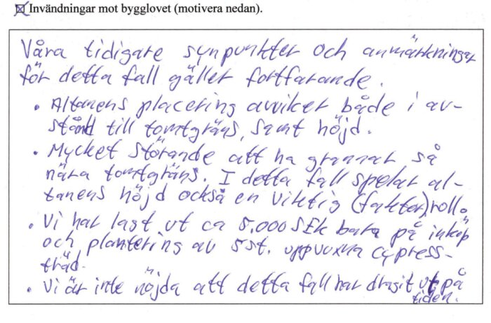 Handskriven invändning mot bygglov med kommentarer om altanens placering nära tomtgräns, höjd och störande inverkan på grannskapet.