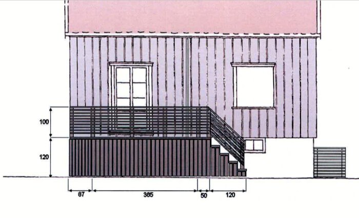 Ritning av en altan byggd på framsidan av ett hus. Altanen har räcke och trappa på höger sida, samt måttangivelser i millimeter.