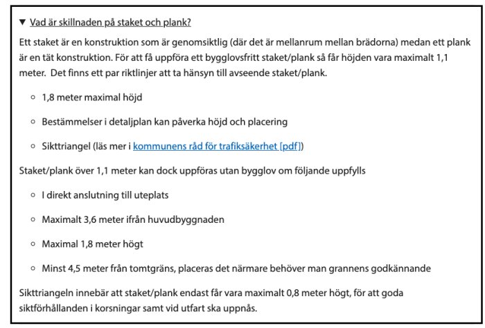 Text om skillnaden mellan staket och plank samt regler för bygglov och placering på en kommuns hemsida.