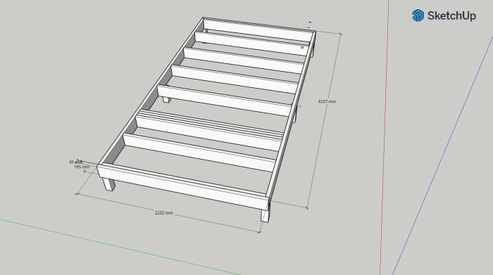 3D-ritning av en träram med mått: 4257mm x 2252mm, bestående av sex plintar och balkar i dimensionerna 45mm x 195mm.