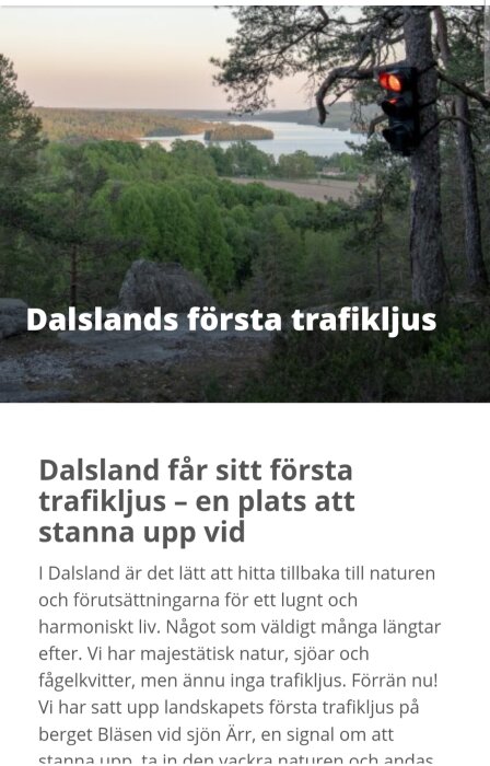 Trafikljus på ett träd i en skogsmiljö med utsikt över sjö och skog i Dalsland; trafikljuset lyser rött. Texten "Dalslands första trafikljus" syns på bilden.