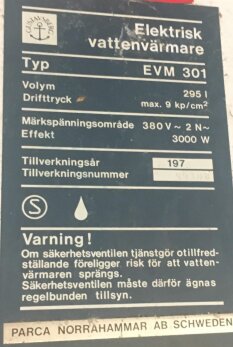 Skylt för elektrisk vattenvärmare modell EVM 301, märke Parca Norrahammar, märkspänningsområde 380V 2N, effekt 3000W, volym 295 liter, max 9 kp/cm².