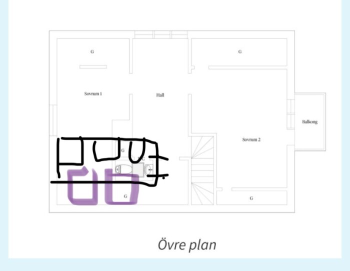 Planlösning för övre våningen med markerade områden för dusch/badkar, kommod, wc, samt två takfönster i lila.