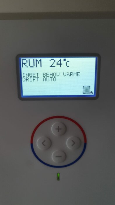 Display på Thermia Eco 8 värmepanna visar "RUM 24°C", "INGET BEHOV VÄRME" och "DRIFT AUTO" med navigeringsknappar nedanför.