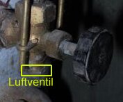 Närbild av en avstängningskran med en markerad luftventil på botten.