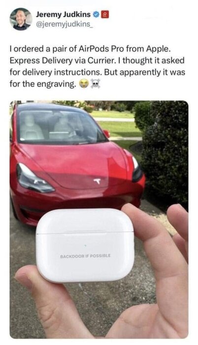 Hand håller AirPods Pro-fodral med texten "BACKDOOR IF POSSIBLE", röd Tesla i bakgrunden. Text från tweet på bilden beskriver misstag vid beställning av gravering.