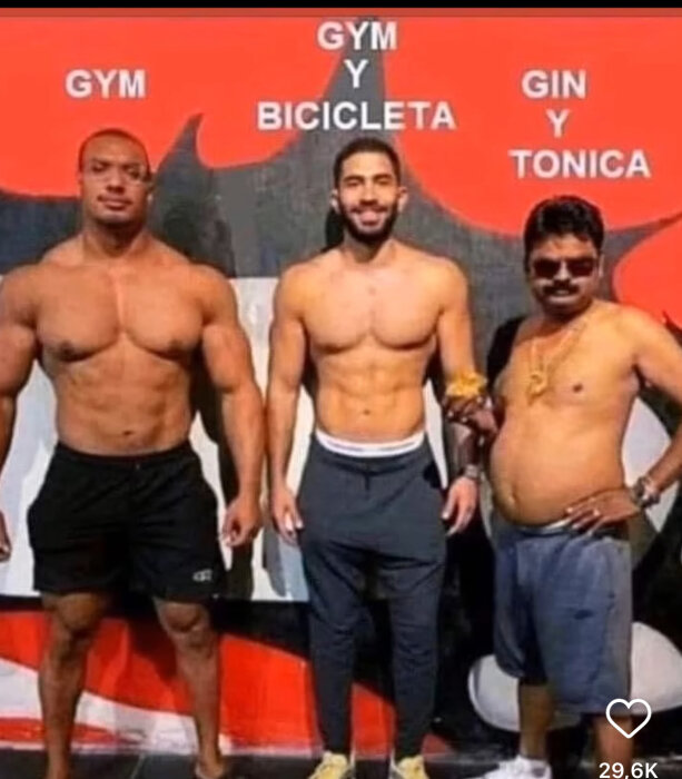 Tre män står bredvid varandra framför en vägg. Texten ovanför dem säger "GYM," "GYM Y BICICLETA," och "GIN Y TONICA." Den första och andra mannen ser vältränade ut, medan den tredje mannen har en mage.