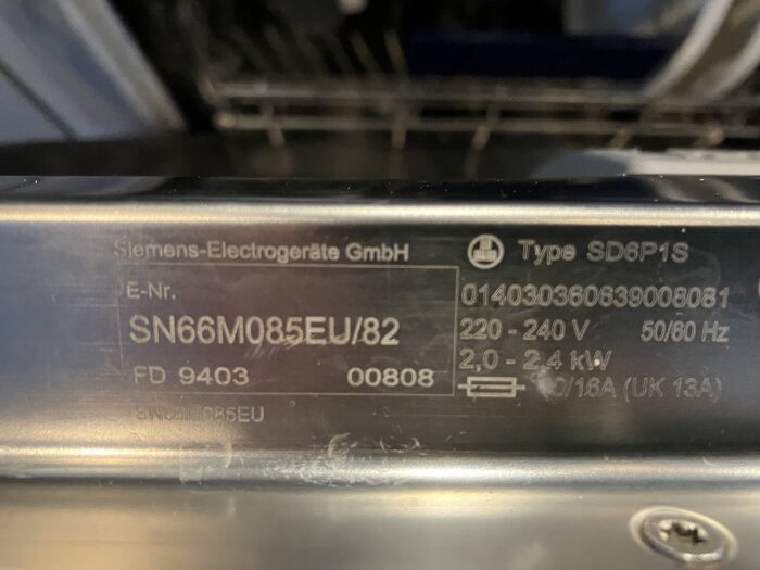 Närbild av en Siemens-diskmaskin med serienummer och modellinformation tydligt synliga på en etikett.