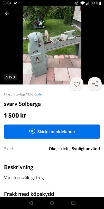 Grön svarv av märket Solberga, placerad utomhus på stenar och gräs.