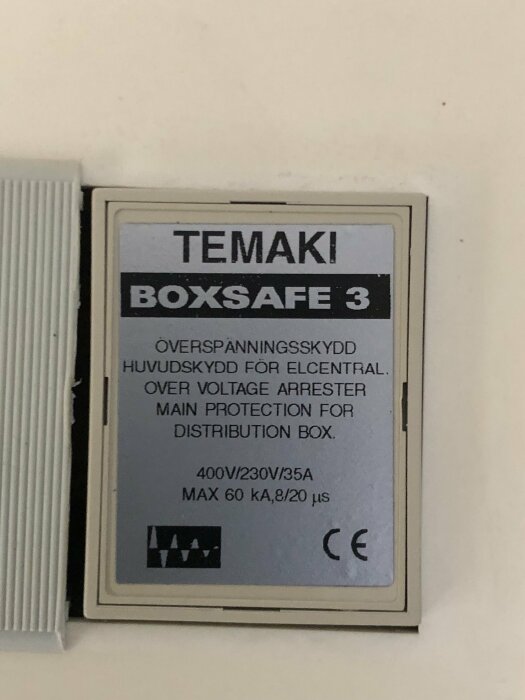 Överspänningsskydd med texten "TEMAKI BOXSAFE 3" som huvudsakligt skydd för elcentralen. Ansluten till ett spa, skyddar mot övervoltage.