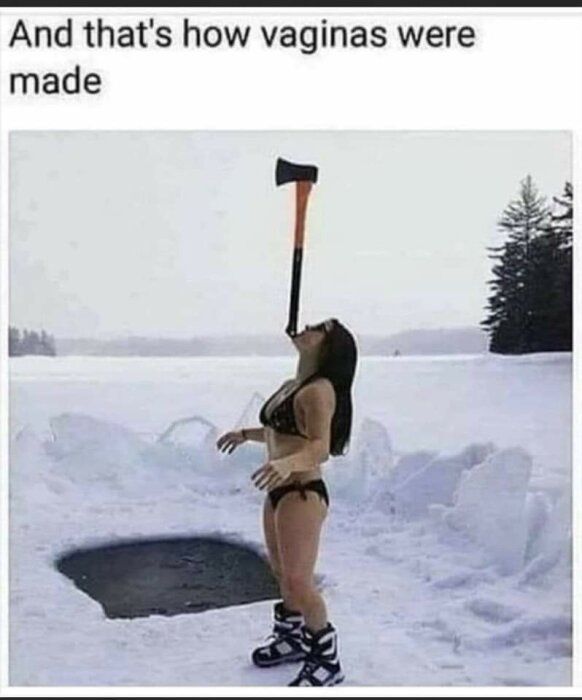 Person i bikini och stövlar står på isigt landskap och balanserar en yxa på sitt ansikte nära en vak i isen.