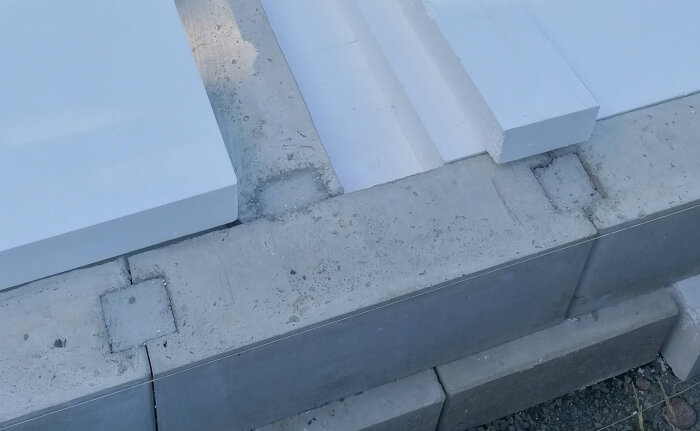 Bild av en hybridgrund i betong med isolerande element och skarvar fyllda med betong. Grunden består av cirka 300 mm höga betongelement.