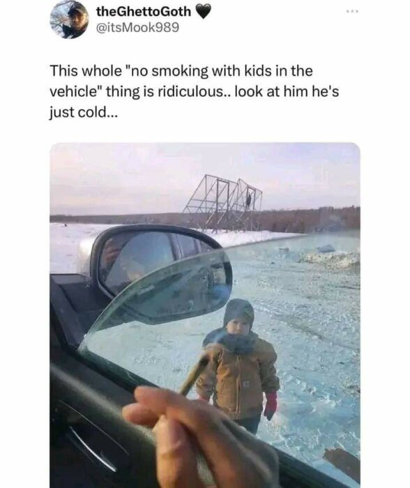 En hand håller i en cigarett medan ett barn står utanför bilen i ett snöigt landskap. Text ovan kritiserar "inte röka med barn i bilen" regeln.