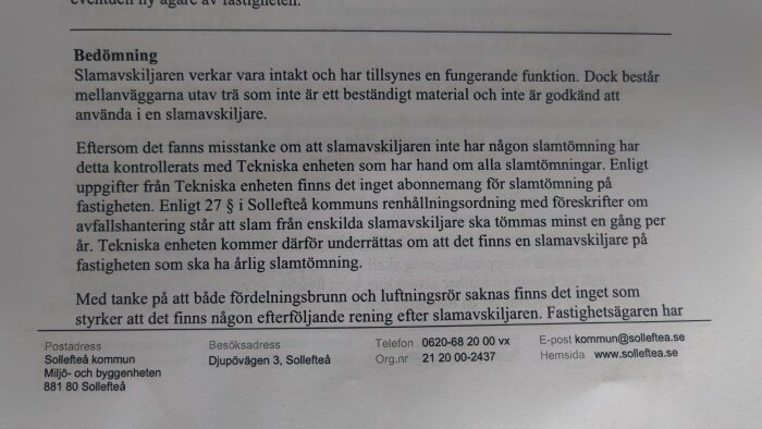 Närbild av text som beskriver bedömningen av en slamavskiljare, inklusive synpunkter från Sollefteå kommun om att slamavskiljaren inte har årlig slamtömning.