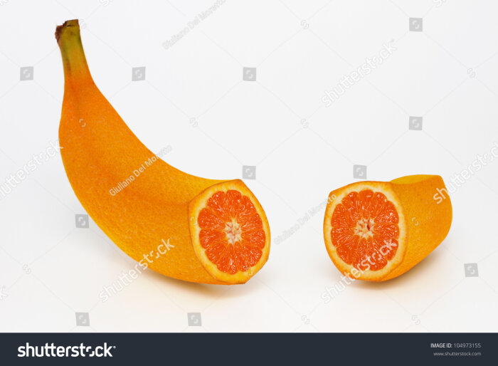 En bild på en banan som har orange-svart textur, som en apelsin, med en del av bananen avskuren och placerad bredvid huvudbananen.