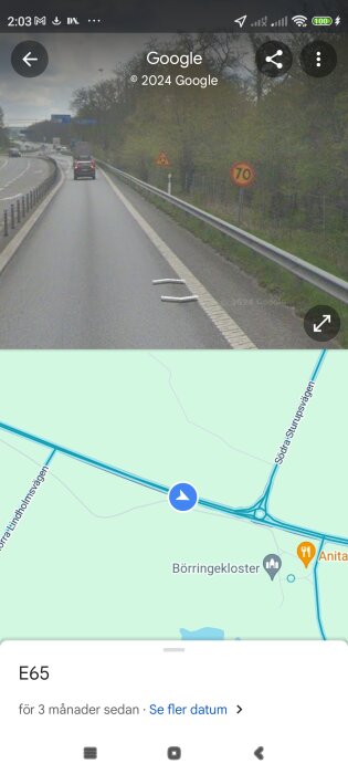 Skyltar på en landsväg visar att hastigheten snart ändras till 70 km/h medan den nuvarande hastighetsgränsen är 100 km/h. Google Maps-vy över E65 från Borringeklosters närhet.