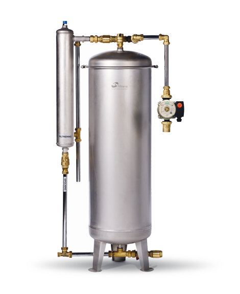 Stående cylinderformad filterbehållare i metall med röranslutningar och ventiler på ovansidan samt en mindre cylinder till vänster för lufttillförsel.