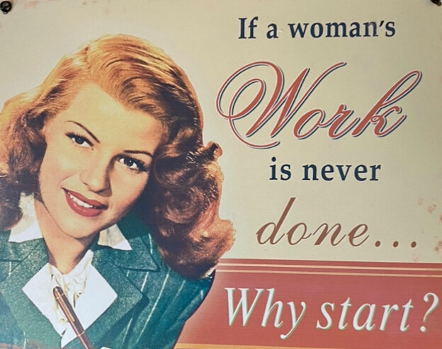 Vintageaffisch som visar en leende kvinna med texten "If a woman's work is never done... why start?