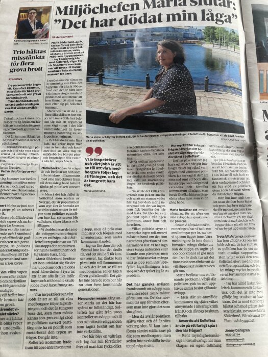 Tidningsartikel med rubriken "Miljöchefen Maria slutar: 'Det har dödat min låga'" och en bild av en kvinna vid en flod med ett räcke i förgrunden.