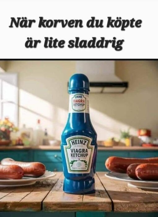 Ketchupflaska med texten "Heinz Viagra Ketchup" ställd på träbord omgiven av tallrikar med korvar i köksmiljö, med text ovan: "När korven du köpte är lite sladdrig".