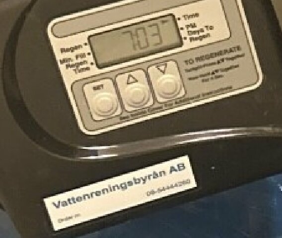 Digital display på en vattenrenare från Vattenreningsbyrån AB med ett värde av "7.03".