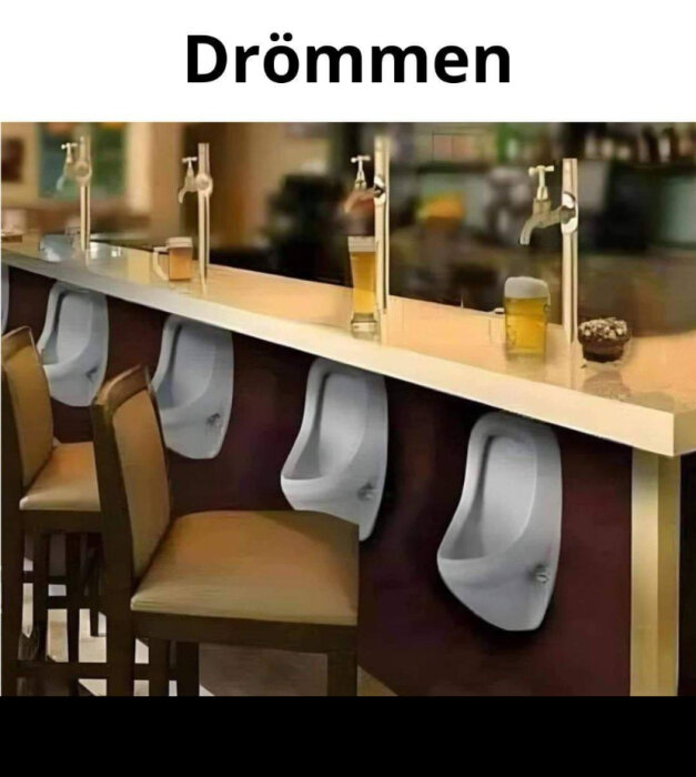 Bild av en bar med öltappar och ölglas på disken samt urinoarer monterade under disken framför barstolar, med texten "Drömmen" ovanför.