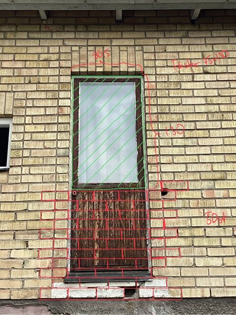 Skiss på en tegelvägg med markerad balkongdörr; gröna och röda linjer visar planering av murarbete och placering av nytt fönster istället för dörren.