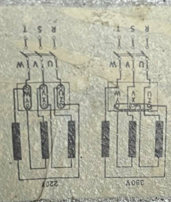 Närbild på ett elektriskt diagram av en motorplint, vridet 90 grader, med märkningar och kopplingsscheman för anslutning av ledningar och komponenter.