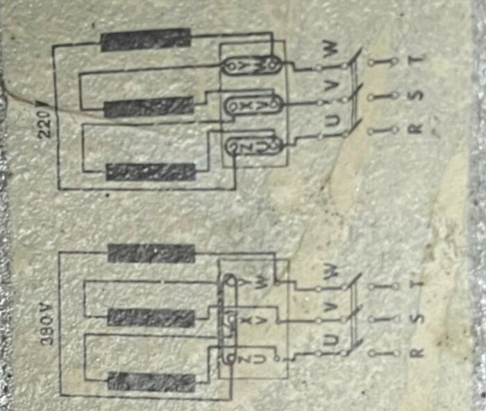 Närbild på motorplintens kopplingsschema, bilden är roterad 90 grader. Märkt med 220V och 380V anslutningar och kontakter U, V, W och R, S, T.
