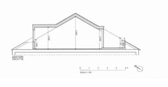 Ritning av vindsvåning med isoleringslager och taksektion. Visar takkonstruktion och hålrum, inkluderar mått i sektion, skala 1:100 och kompass.