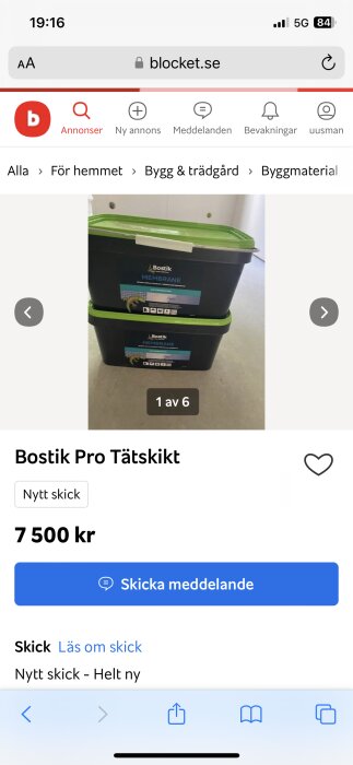 Två svarta plastförpackningar med gröna lock märkta med “Bostik Pro Membrane” tätskikt, till salu för 7 500 kr på Blocket.