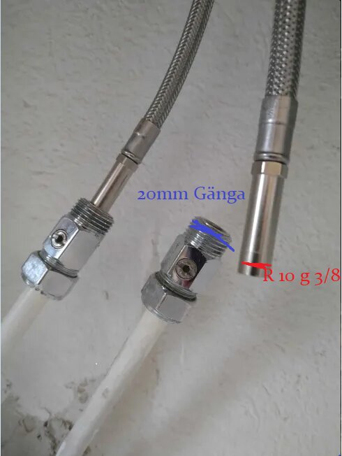 Bild av två balofixventiler monterade på vattenrör, en med saknad mutter, och två fästanordningar märkta "20mm Gänga" och "R 10 g 3/8".