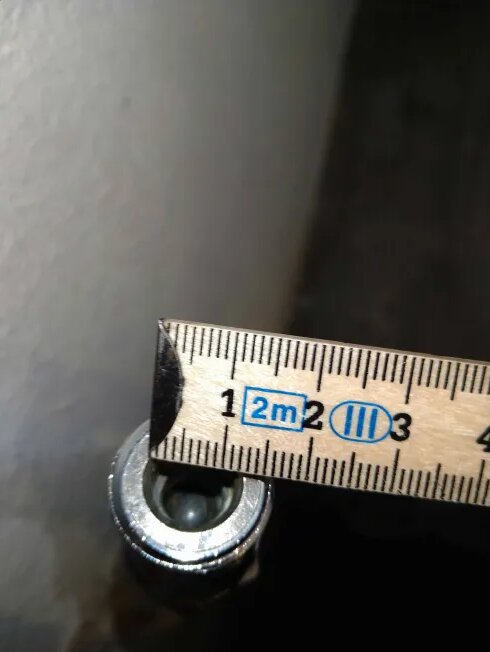 Måttband bredvid en Ballofix-ventil med texten "Ballofix-e" och "12" synlig på ventilen.