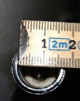 Mätning av en koppling med ett måttband, som visar en diameter på cirka 1,6 cm (16 mm) i samband med en diskussion om ballofix och förminskningar.