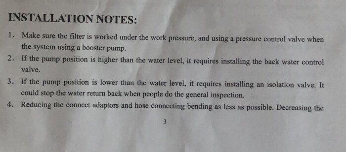 Text på papper med installationsanvisningar för pump och sandfilter; punkt 2 behandlar positionen av pumpen i förhållande till vattennivån och installation av backventil.