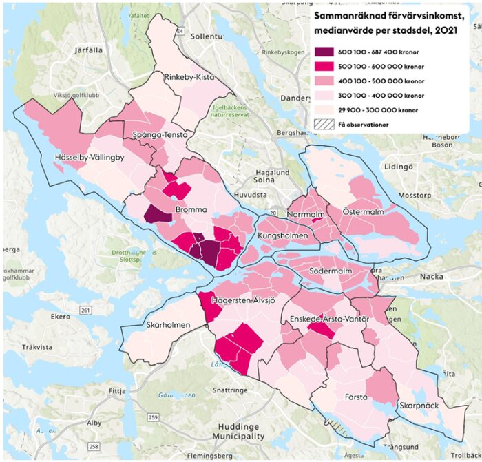 Karta över Stockholms stadsdelar som visar medianinkomst per stadsdel för 2021, med olika färger från ljusrosa till mörkröd baserat på inkomstnivåer.