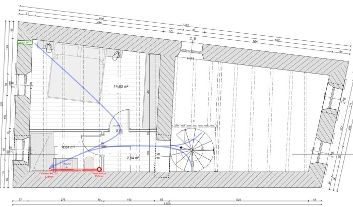 Ritning som visar planlösning för våningsplan med markerade rördragningar genom trapphus. Aereco BXC och vertikala kanaler 150mm är inkluderade.