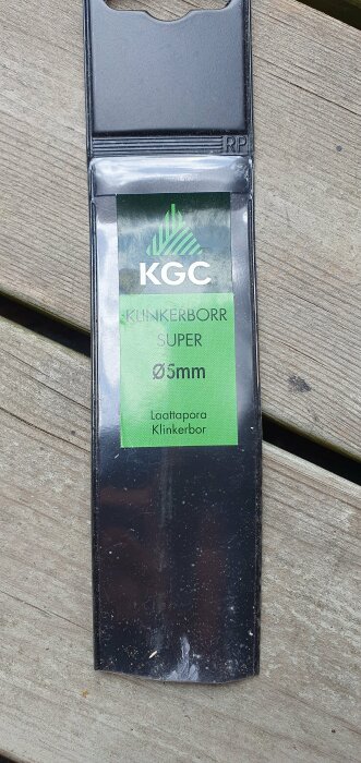 Förpackning för KGC klinkerborr Super Ø5mm, placerad på ett trädäck.