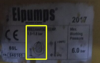 Märkskylt på en pump från Elpumps med specifikationer som max arbetstryck på 6.0 bar, CE-märkning, serienummer 040181, precharge 1.5-1.8 bar, och tillverkad 2017.