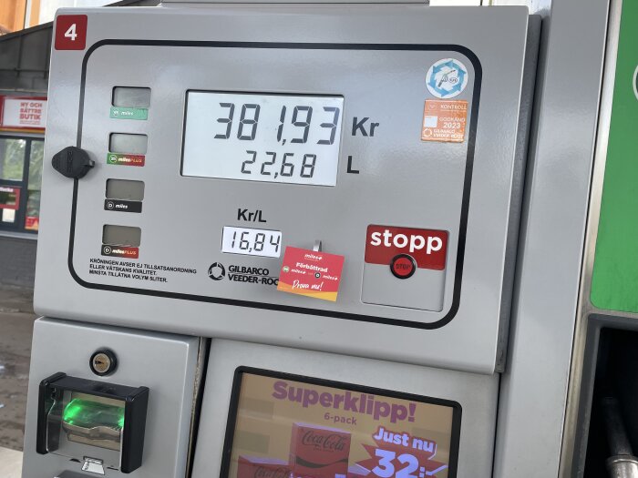 Dieselpump visar kostnaden 381.93 kronor för 22.68 liter med priset 16.84 kr/L, tankad vid Automat 4 på en bensinstation.