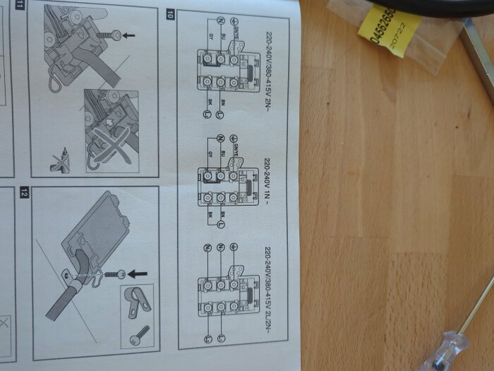 Kopplingsschema med tre bilder. Första och tredje bilden visar kopplingar märkt 2N och 2L/2N för 220-240V/380-415V och 220-240V/1N.