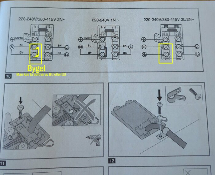 Instruktionsmanual som visar elektriska kopplingar för olika spänningar och strömtyper samt instruktioner för montering av en bygel och skruvar.