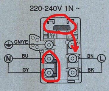 Inkopplingsbild för en elektrisk kokplatta med markeringar i rött för potentiell bygelanvändning mellan faser och noll.